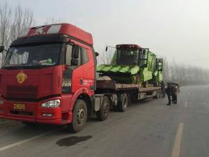 大年還沒過完，農民朋友就需要我們的產品，今天又發往三河市兩臺穗莖兼收玉米收獲機 